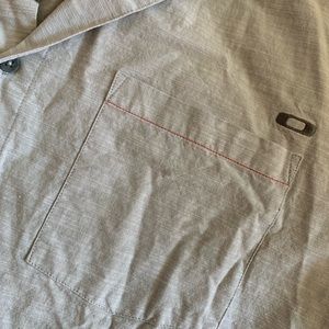 XXL GREY OAKLEY BUTTON DOWN